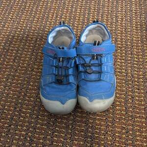 Keen Shoes Knotch Hollow Kids Youth Sneakers Classic Blue and Red Carpet Size 3